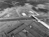 847611 Luchtfoto van de aanleg van de T49 (de uitvalsweg Houten, onderdeel van de A27) en de Houtensebrug over het ...
